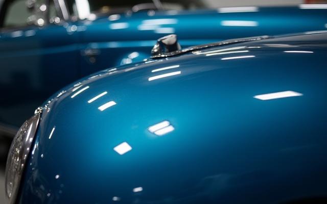 Carrozzeria lucida di un'auto d'epoca restaurata, dettaglio del parafango.